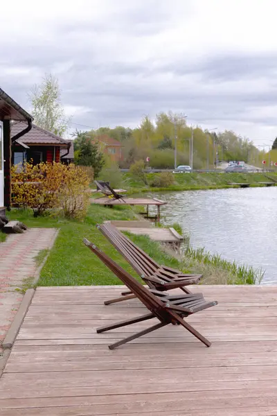 Göl kıyısındaki ahşap iskelede plaj sandalyeleri. Yüksek kalite fotoğraf