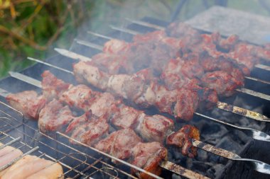 Kemiksiz, derisi yüzülmemiş tavuk butları kızartılıyor. Yüksek kalite fotoğraf
