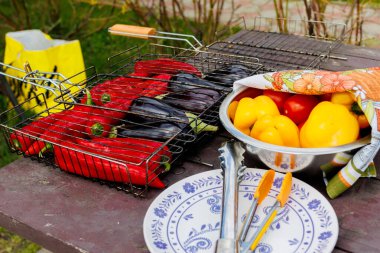 Izgara için sebzeler. Sarı ve kırmızı biber, patlıcan, domates. Yüksek kalite fotoğraf