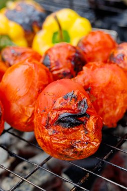 Izgara sebze. Kızarmış tatlı biber, ramiro biberi, domates ve patlıcan. Yüksek kalite fotoğraf