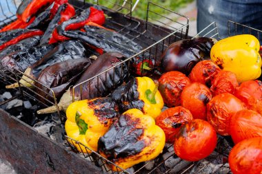 Izgara sebze. Kızarmış tatlı biber, ramiro biberi, domates ve patlıcan. Yüksek kalite fotoğraf
