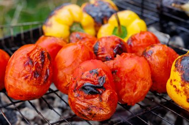 Izgara sebze. Kızarmış tatlı biber, ramiro biberi, domates ve patlıcan. Yüksek kalite fotoğraf