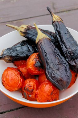 Izgara sebze. Büyük bir kasede kızartılmış domates ve patlıcan. Yüksek kalite fotoğraf