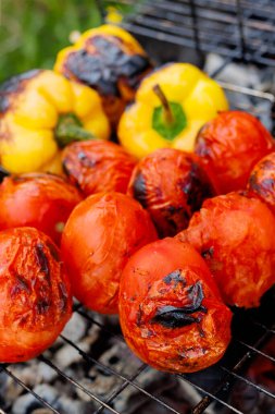 Izgara sebze. Kızarmış tatlı biber, ramiro biberi, domates ve patlıcan. Yüksek kalite fotoğraf