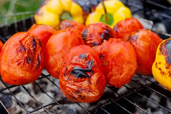 Izgara sebze. Kızarmış tatlı biber, ramiro biberi, domates ve patlıcan. Yüksek kalite fotoğraf