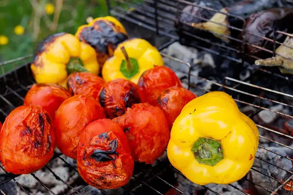 Izgara sebze. Kızarmış tatlı biber, ramiro biberi, domates ve patlıcan. Yüksek kalite fotoğraf