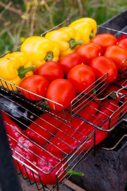 Izgarada taze sebzeler ızgarada pişirilir. Yüksek kalite fotoğraf