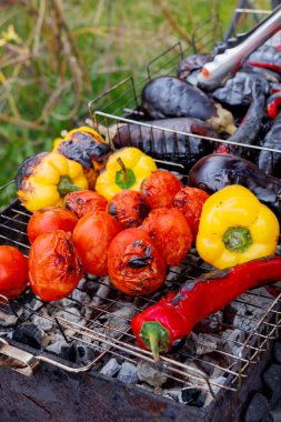 Izgara sebze. Kızarmış tatlı biber, ramiro biberi, domates ve patlıcan. Yüksek kalite fotoğraf