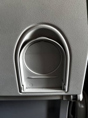 Uçak koltuğunun arkasında kapalı bir bardak tutacağı. Yüksek kalite fotoğraf