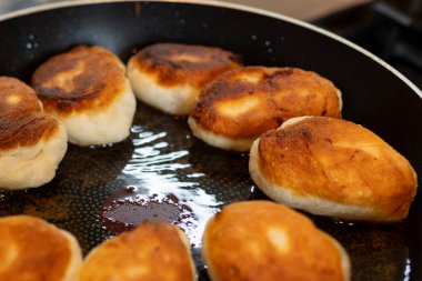 Mutfakta kızgın yağlı tavada patates turtası pişiriyoruz. Yüksek kalite fotoğraf