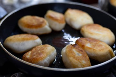 Mutfakta kızgın yağlı tavada patates turtası pişiriyoruz. Yüksek kalite fotoğraf