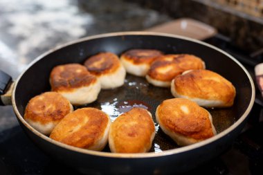 Mutfakta kızgın yağlı tavada patates turtası pişiriyoruz. Yüksek kalite fotoğraf