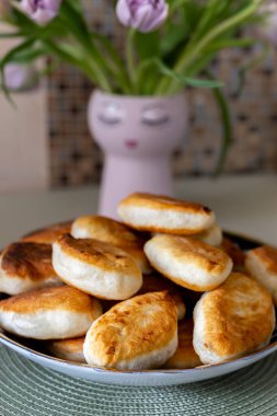 Büyük bir tabakta ev yapımı kızarmış turtalar. Yakın plan. Yüksek kalite fotoğraf