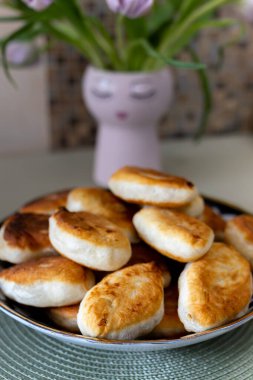 Büyük bir tabakta ev yapımı kızarmış turtalar. Yakın plan. Yüksek kalite fotoğraf