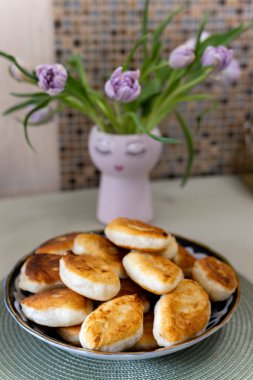 Büyük bir tabakta ev yapımı kızarmış turtalar. Yakın plan. Yüksek kalite fotoğraf