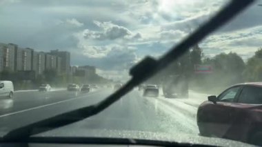 Rain, Driving Car, Road, Highway, Rainy Drops View 4K 'de trafik. Yüksek kaliteli FullHD görüntüler