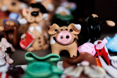 Beyaz Rusya 'nın Nesvizh kasabasından kırmızı kilden yapılmış hatıra oyuncakları. Yüksek kalite fotoğraf