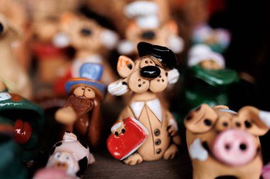 Beyaz Rusya 'nın Nesvizh kasabasından kırmızı kilden yapılmış hatıra oyuncakları. Yüksek kalite fotoğraf