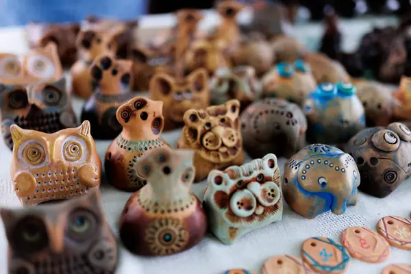 Beyaz Rusya 'nın Nesvizh kasabasından kırmızı kilden yapılmış hatıra oyuncakları. Yüksek kalite fotoğraf