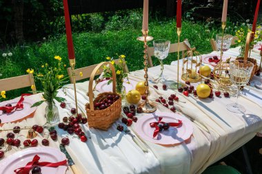 Noel konsepti. Beyaz masa örtüsü, tabaklar, kristal bardaklar, kirazlar. Yüksek kalite fotoğraf
