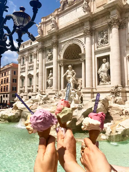 İtalya, Roma 'daki Trevi Fountain' in önünde İtalyan dondurması dondurması. Trevi Fountain veya Fontana di Trevi. - Evet. Yüksek kalite fotoğraf