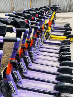 MOSCOW, Rusya, 05.03.2025. Şehrin caddesindeki elektrikli scooter kiralama istasyonu. Özel bir akıllı telefon uygulaması ile kiralanmış. Yüksek kalite fotoğraf