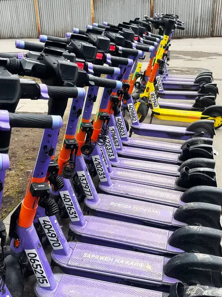 MOSCOW, Rusya, 05.03.2025. Şehrin caddesindeki elektrikli scooter kiralama istasyonu. Özel bir akıllı telefon uygulaması ile kiralanmış. Yüksek kalite fotoğraf