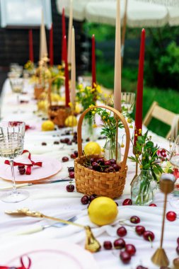 Noel konsepti. Beyaz masa örtüsü, tabaklar, kristal bardaklar, kirazlar. Yüksek kalite fotoğraf