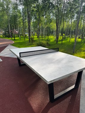 Parkta beton masa tenisi masaları. Vandal geçirmez sahte metal ağları olan boş tenis masaları. Yüksek kalite fotoğraf
