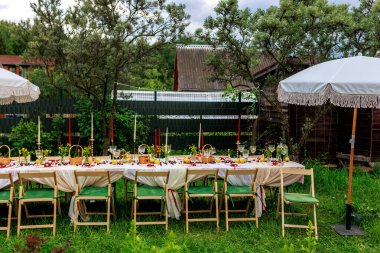 Noel konsepti. Beyaz masa örtüsü, tabaklar, kristal bardaklar, kirazlar. Yüksek kalite fotoğraf