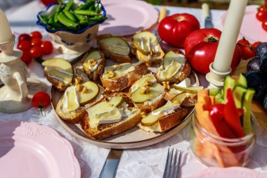 Güzel dekore edilmiş bir masada bir tabak armut ve mavi peynirli bruschetta. Yüksek kalite fotoğraf