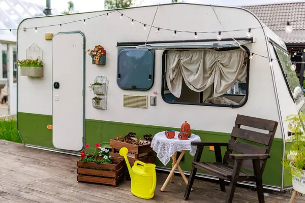 Bahçedeki antika bir karavan mahremiyet ve romantizm için rahat bir dinlenme yeri oluşturuyor. Yüksek kalite fotoğraf