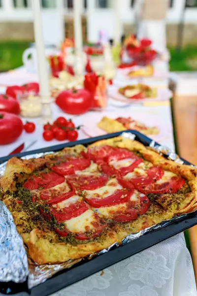 Köy fırınında pişirilmiş pesto ve domatesli ev yapımı pizza. Yüksek kalite fotoğraf