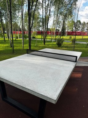 Parkta beton masa tenisi masaları. Vandal geçirmez sahte metal ağları olan boş tenis masaları. Yüksek kalite fotoğraf