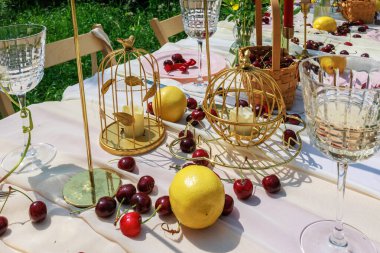 Yazın başında bahçedeki dekore edilmiş bir masanın ayrıntıları. Yüksek kalite fotoğraf