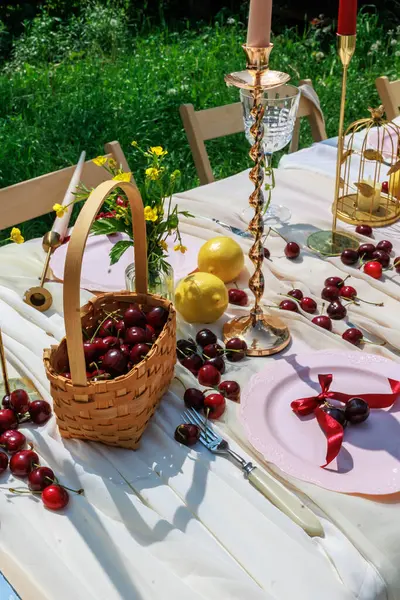 Noel konsepti. Beyaz masa örtüsü, tabaklar, kristal bardaklar, kirazlar. Yüksek kalite fotoğraf
