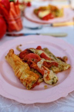 Köy fırınında pişirilmiş pesto ve domatesli bir dilim ev yapımı pizza. Yüksek kalite fotoğraf