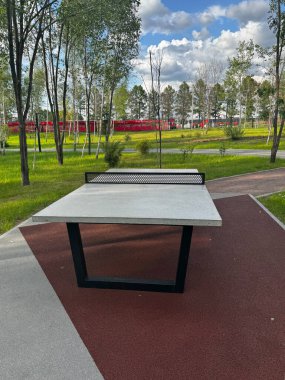 Parkta beton masa tenisi masaları. Vandal geçirmez sahte metal ağları olan boş tenis masaları. Yüksek kalite fotoğraf