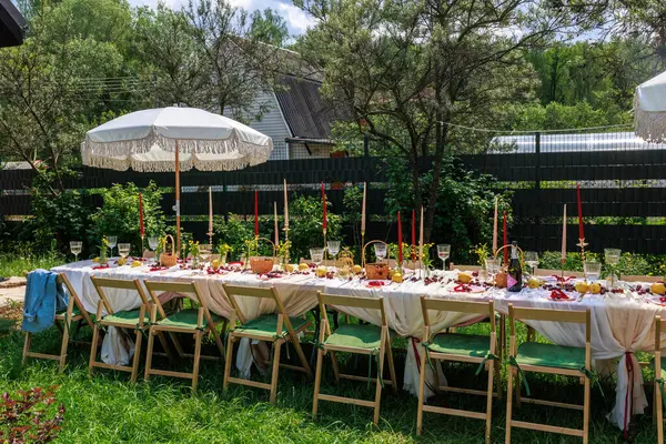 Noel konsepti. Beyaz masa örtüsü, tabaklar, kristal bardaklar, kirazlar. Yüksek kalite fotoğraf