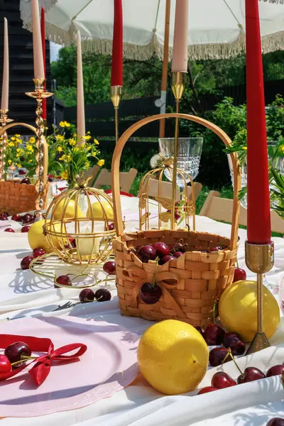 Noel konsepti. Beyaz masa örtüsü, tabaklar, kristal bardaklar, kirazlar. Yüksek kalite fotoğraf