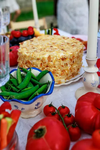 Sebzelerle süslenmiş bir masada nefis ev yapımı bademli kek. Yüksek kalite fotoğraf