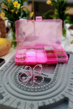 Hobi konsepti. Mücevher yapımında kullanılan tablet. Üst görünüm. Yüksek kalite fotoğraf