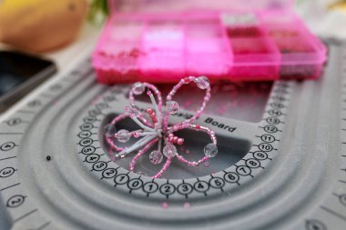 Hobi konsepti. Mücevher yapımında kullanılan tablet. Üst görünüm. Yüksek kalite fotoğraf