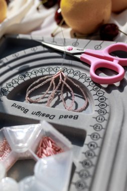 Hobi konsepti. Mücevher yapımında kullanılan tablet. Üst görünüm. Yüksek kalite fotoğraf