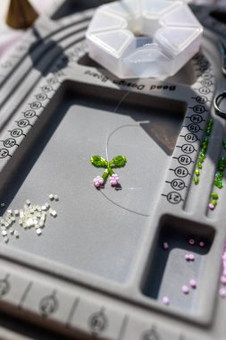 Hobi konsepti. Boncuklardan çıkan lezzetli meyveler. Üst Manzara. Elle yapılmış. Yüksek kalite fotoğraf