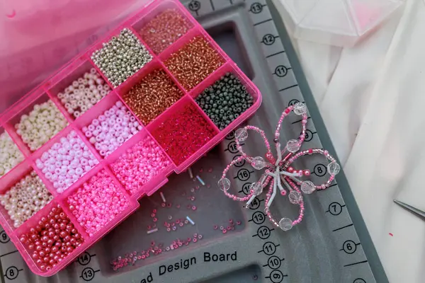 Hobi konsepti. Mücevher yapımında kullanılan tablet. Üst görünüm. Yüksek kalite fotoğraf