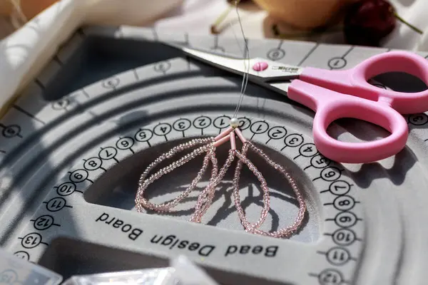 Hobi konsepti. Mücevher yapımında kullanılan tablet. Üst görünüm. Yüksek kalite fotoğraf