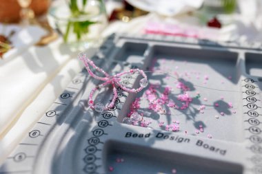 Hobi konsepti. Mücevher yapımında kullanılan tablet. Üst görünüm. Yüksek kalite fotoğraf