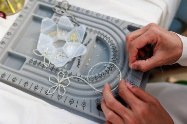 Hobi konsepti. Mücevher yapımında kullanılan tablet. Üst görünüm. Yüksek kalite fotoğraf