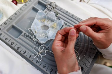 Artistik kadın elleri boncuklu bilezik yapıyor. Yüksek kalite fotoğraf